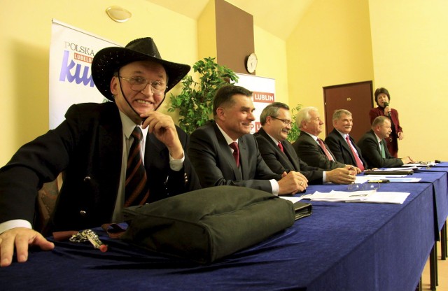 Henryk Rozwadowski (kandydat niezależny) wystąpił na debacie w kapeluszu kowboja