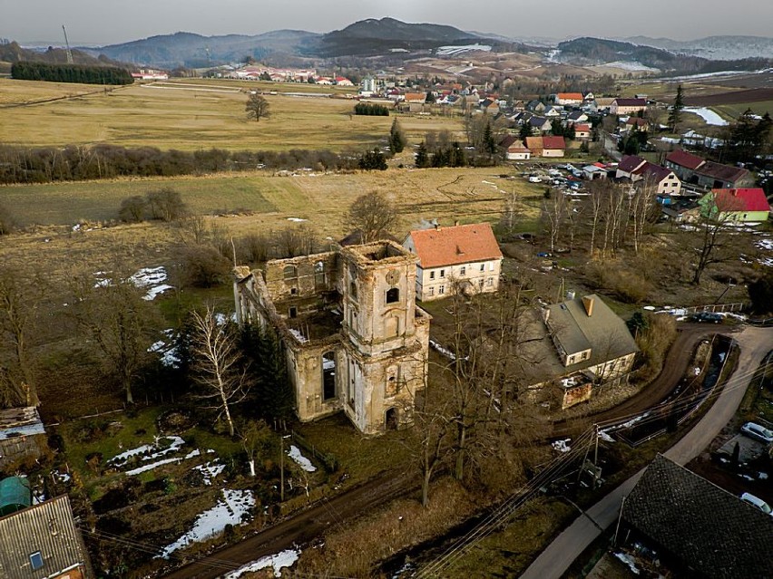 Odkrywamy region wałbrzyski: Ruiny kościoła ewangelickiego w Gostkowie (ZDJĘCIA)