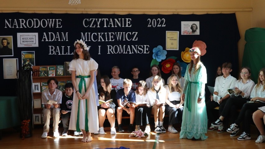 Narodowe Czytanie 2022 w Jędrzejowie. W szkołach czytano razem z władzami powiatu. Zobacz zdjęcia 