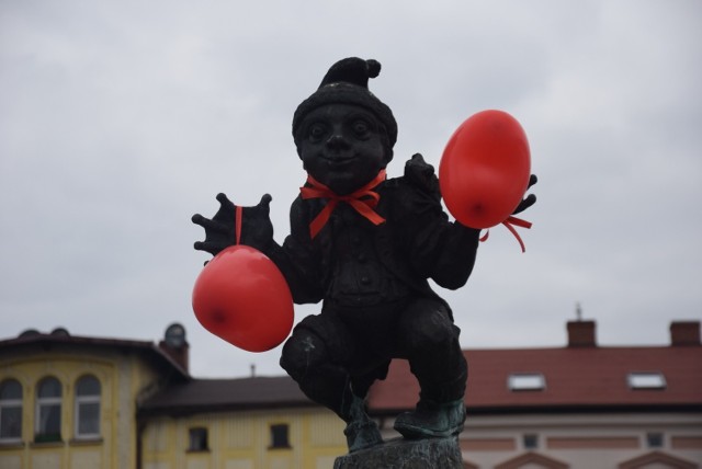 Jeden z utopców na fontannie na rynku, która stoi w miejscu, gdzie stała dawna studnia miejska