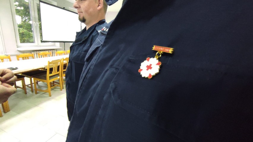 Odznaka honorowego krwiodawcy dla dwóch policjantów z Wągrowca 