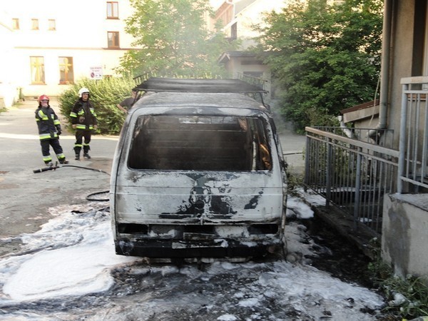 Spłonął dostawczy volkswagen, policja szuka podpalaczy [ZDJĘCIA]