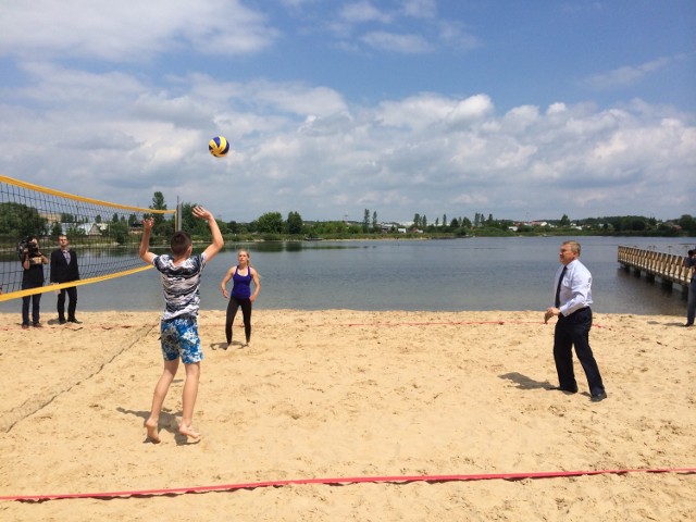 W piątkowej konferencji o Plaży Open 2015 udział wzięli m.in. prezydent Białegostoku Tadeusz Truskolaski, przedstawiciele BOSiR-u, Marcin Strządała – główny organizator Plaża Open w komitecie organizacyjnym cyklu oraz Marcin Prus – znakomity siatkarz, reprezentant Polski (97 występów w kadrze), multimedalista.