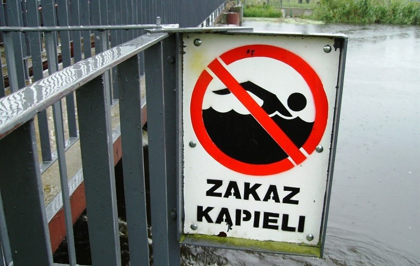 Zakaz kąpieli - niestety nie wszystkich to powstrzymuje...