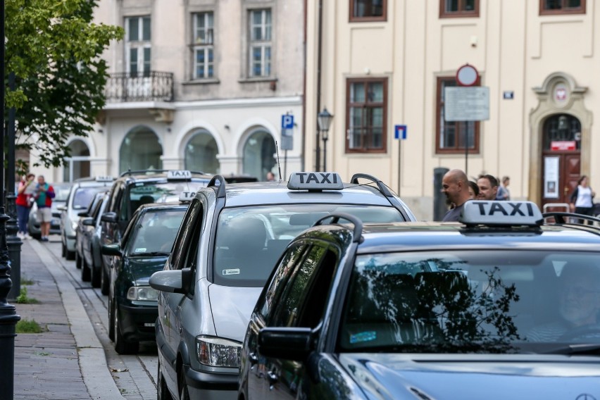 Kraków. Taksówki też nie wjadą do ścisłego centrum. Na kilku ulicach pojawią się wysuwane z jezdni bariery blokujące przejazd