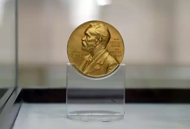 Laureaci Nagrody Nobla oprócz nagrody finansowej otrzymują także złoty medal
