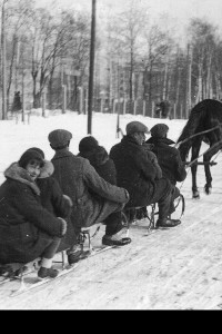 Zobacz, jak bawili się zimą nasi rodzice i dziadkowie w PRL-u i przed wojną