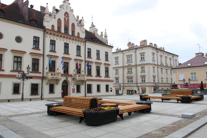 Na rzeszowskim Rynku w miejscu starej sceny pojawiły się dwa...