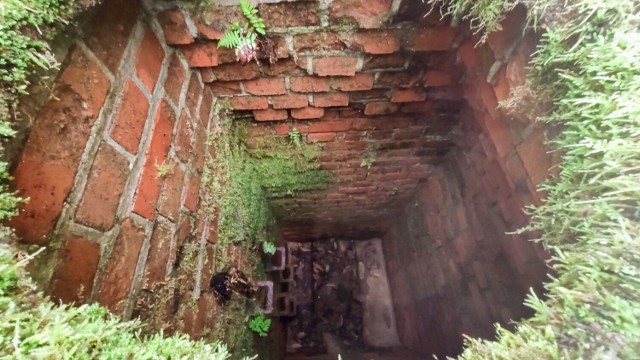 Wejścia do podziemnych budowli w Kłominie