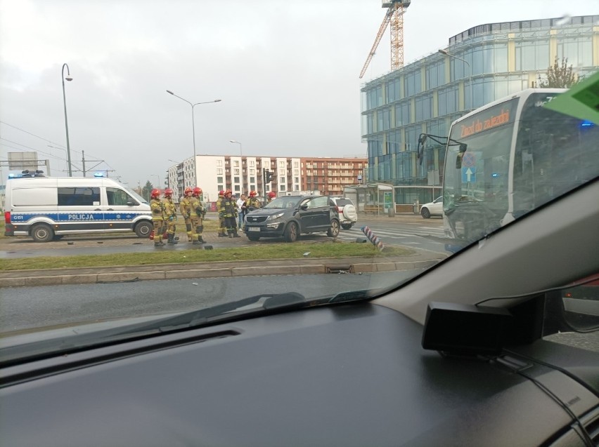 Kraków. Zderzenie autobusu z autem osobowym na skrzyżowaniu ul. Klimeckiego i Powstańców Wielkopolskich. Są duże utrudnienia w ruchu