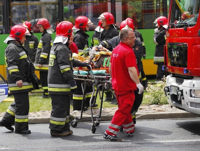 Do poważnego wypadku doszło w poniedziałek przed południem na skrzyżowaniu ul. Estkowskiego i Garbary w Poznaniu. Zderzyły się dwa tramwaje. 40 osób zostało rannych, 16 - ciężko