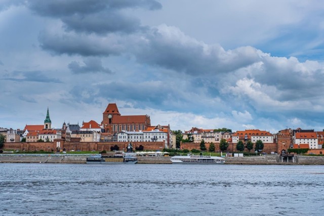 W piątkowy poranek na naszej stronie na Facebooku zapytaliśmy, czego najbardziej brakuje Wam w Toruniu. Na odpowiedzi nie musieliśmy długo czekać. Niektóre należy traktować z przymrużeniem, ale pojawiło się też sporo konstruktywnych opinii. Zobaczcie w dalszej części galerii, czego zdaniem internautów najbardziej brakuje w Toruniu!

Czytaj dalej. Przesuwaj zdjęcia w prawo - naciśnij strzałkę lub przycisk NASTĘPNE