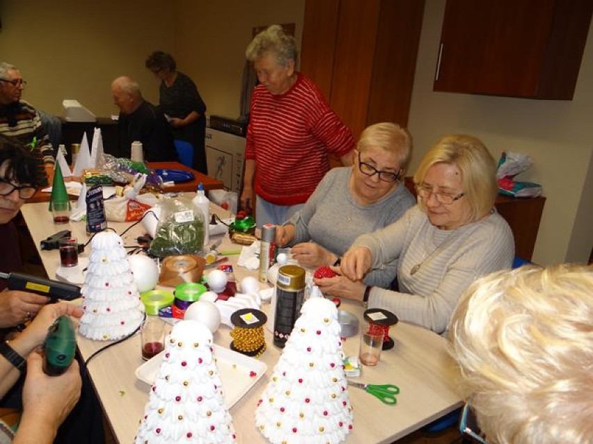 Warsztaty rękodzieła artystycznego dla seniorów z klubu "Senior+"