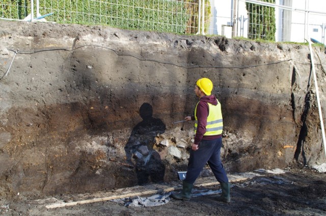 Wykop inwestycyjny i badania archeologiczne na ul. 700-lecia w Żninie.