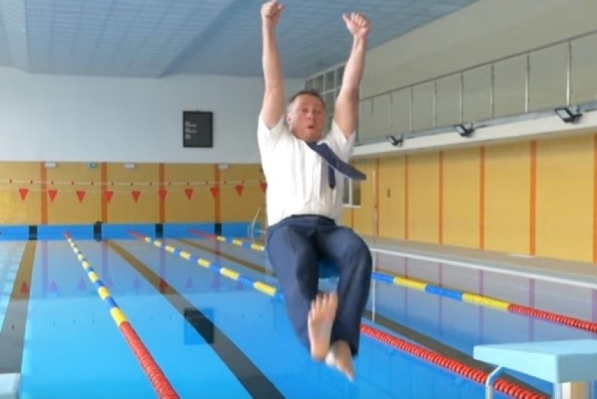 Burmistrz Łęcznej skoczył w garniturze do basenu. Dlaczego?
