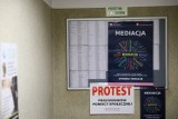 Protest w MOPR w Piotrkowie: na początku stycznia w ośrodku pojawi się mediator. Była też kontrola inspekcji pracy ws. mobbingu