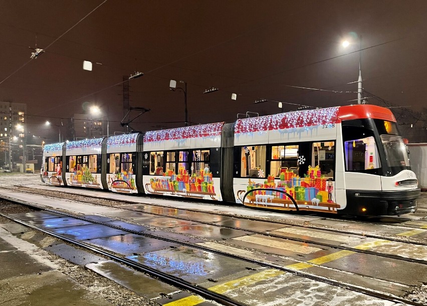 Świąteczny tramwaj w Warszawie 2021. Przyozdobiony skład wyjechał na stołeczne tory po raz pierwszy w historii miasta