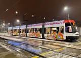 Świąteczny tramwaj w Warszawie 2021. Przyozdobiony skład wyjechał na stołeczne tory po raz pierwszy w historii miasta