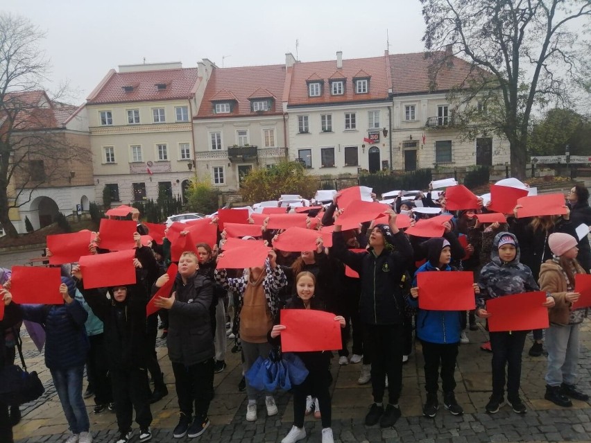 Na sandomierskim Rynku uczniowie ułożyli żywą...