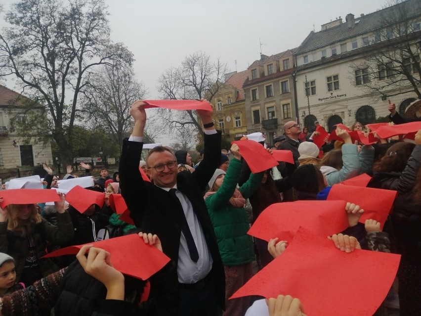 Na sandomierskim Rynku uczniowie ułożyli żywą biało-czerwoną flagę. Tak uczcili Narodowe Święto Niepodległości. Zobaczcie zdjęcia