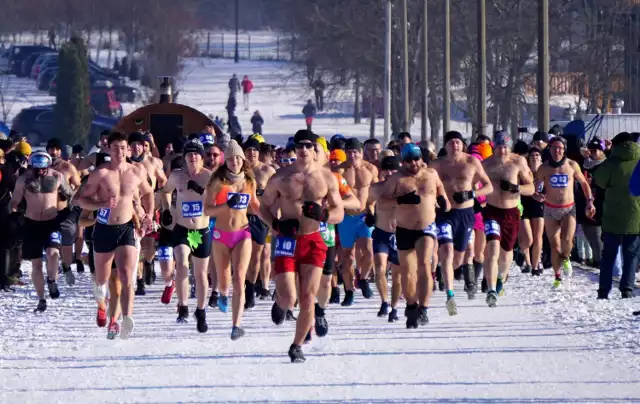 Goło i wesoło nad Zalewem Zemborzyckim. 100 uczestników wzięło udział w "Biegu na golasa".