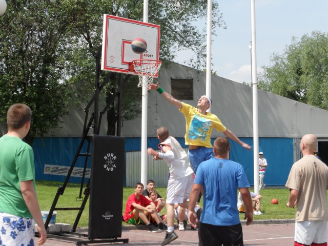 Streetball oglądało w południe w sobotę wielu młodych żorzan