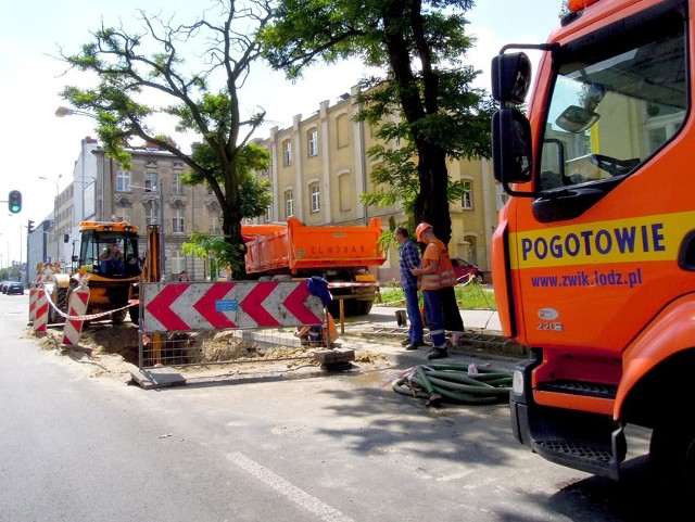 Pracownicy wodociągów półtora tygodnia zmagają się z awarią na al. Kościuszki.