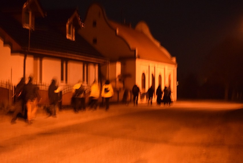 Ekstremalna Droga Krzyżowa ruszyła ze Strzyżewa Kościelnego do Gniezna. Przejdą 42 km! [FOTO]
