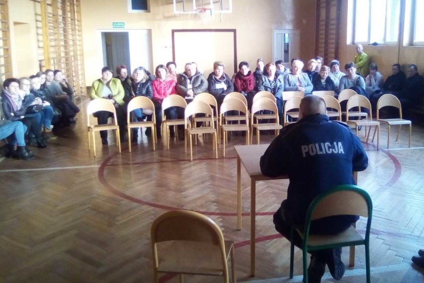 Dzielnicowi z Osięcin spotkali się z rodzicami uczniów Szkoły Podstawowej w Kościelnej Wsi