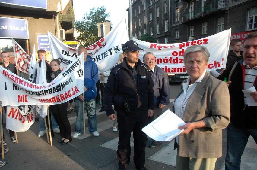 Kraków: policja nie dopuściła do długiego protestu na Alejach Słowackiego [ZDJĘCIA]