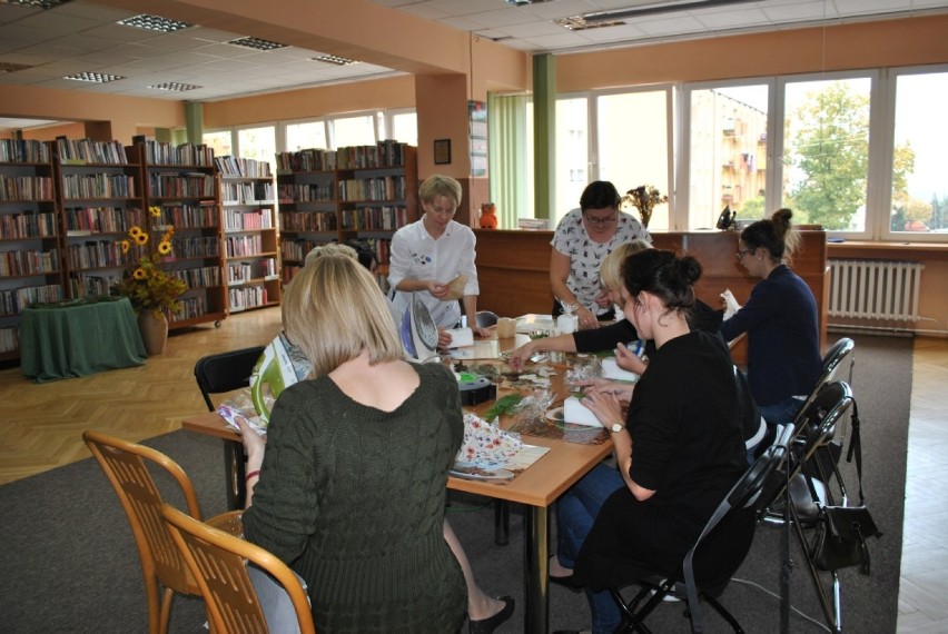 W Miejskiej i Powiatowej Bibliotece w Łęczycy prasowali... świece [ZDJĘCIA]