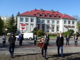 Przedstawiciele samorządu miasta i gminy Sztum uczcili Święto 3 Maja wiązankami kwiatów [ZDJĘCIA]