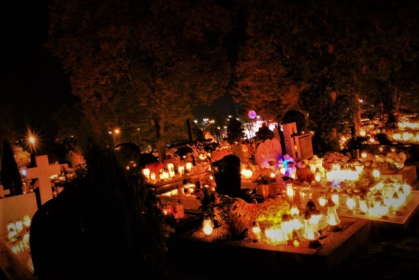 Dzień Zaduszny w Koninie. 2 listopada kościół modli się za zmarłych [Galeria]