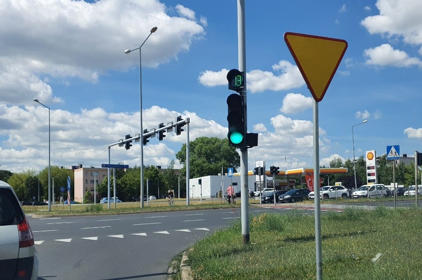 Zielone strzałki na skrzyżowaniach w Lesznie. Kierowcy często i tak jadą jak chcą? 