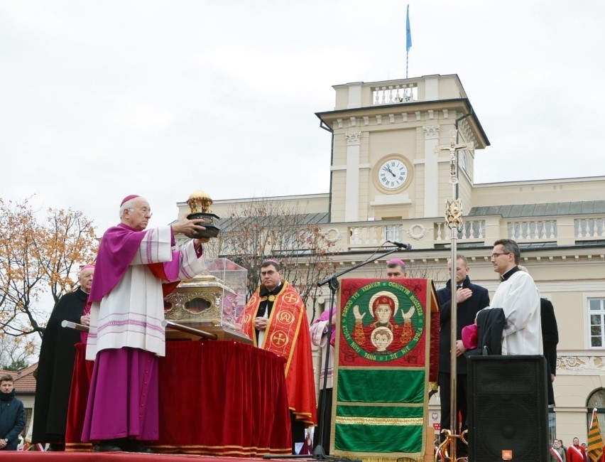 COVID-19 "zatrzymał" procesję z relikwiami św. Wiktorii w Łowiczu [ZDJĘCIA]