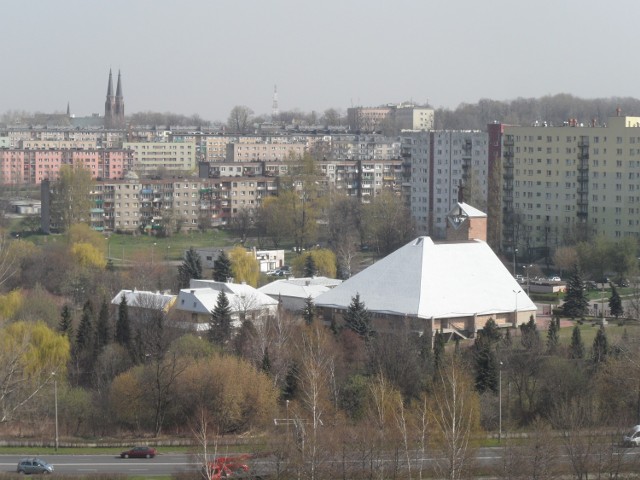 Kościół św. Floriana, bloki przy ul. Bora-Komorowskiego, dalej osiedle Mec, kościół św. Joachima i Szpital Miejski.