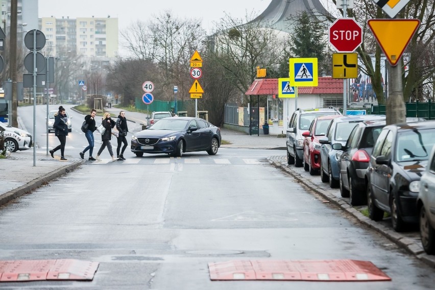 Dziwne progi na jezdni po tragicznym wypadku w Bydgoszczy