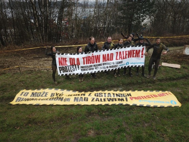 W sobotę 17 kwietnia nad Zalewem w Cholerzynie odbył się pierwszy ekstremalny bieg w tym roku. Sportowemu wydarzeniu towarzyszył happening zorganizowany w ramach protestów przeciwko prowadzeniu na tej trasie obwodnicy drogi wojewódzkiej.