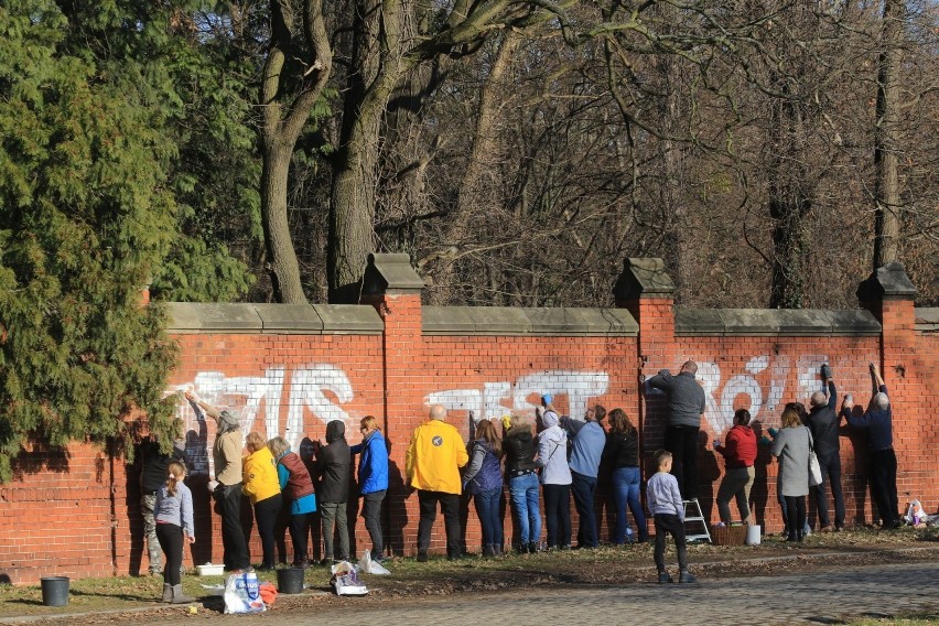 Wrocławianie mówią "nie" wandalom, którzy zniszczyli żydowski cmentarz (ZOBACZ ZDJĘCIA)