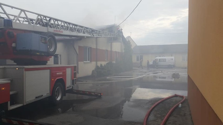 Olbrzymi pożar w Jaworznie. Paliły się hale magazynowe przy ulicy Solskiego [ZDJĘCIA]