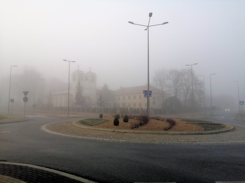 Głogów we mgle. Tak wyglądało miasto o poranku. ZOBACZ ZDJĘCIA