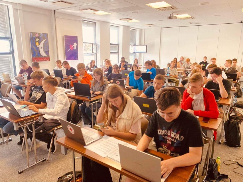 Uczniowie z Ukrainy uczą się programowania w Lesznie