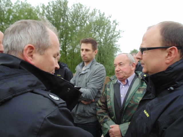  Wojewoda lubelski sprawdzał stan wałów w Braciejowicach

Na chwilę obecną nie ma zagrożenia powodzią na Lubelszczyźnie. Robimy co możemy, żeby wszyscy czuli się bezpiecznie – zapewniał podczas wizytacji wałów powodziowych w Braciejowicach (pow. opolski) wojewoda lubelski.