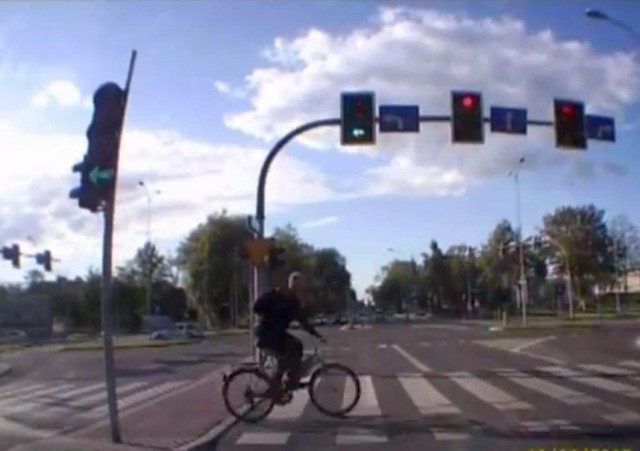 Na filmie widać dokładnie, jak rowerzysta łamie przepisy
