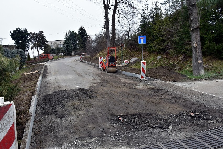 Droga z centrum Łużnej na wzgórze Pustki wyremontowana. Kasę...