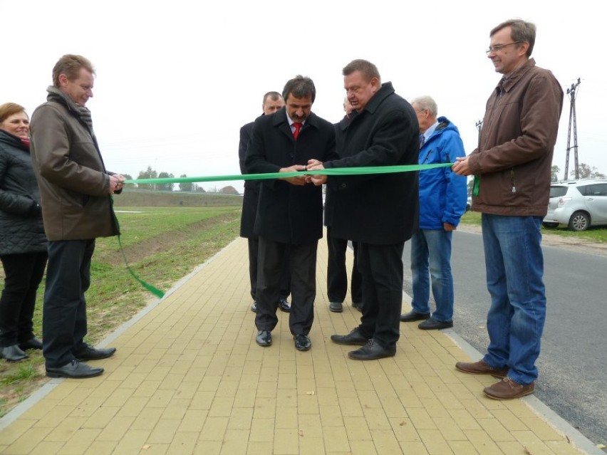 W Trzciance nowe boisko, korty tenisowe i ścieżka na cmentarz!