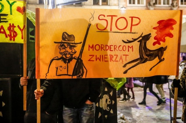 Protest w Gdańsku [19.01.2018]. Około 200 uczestników domagało się zmian w przyjętym w grudniu prawie myśliwskim