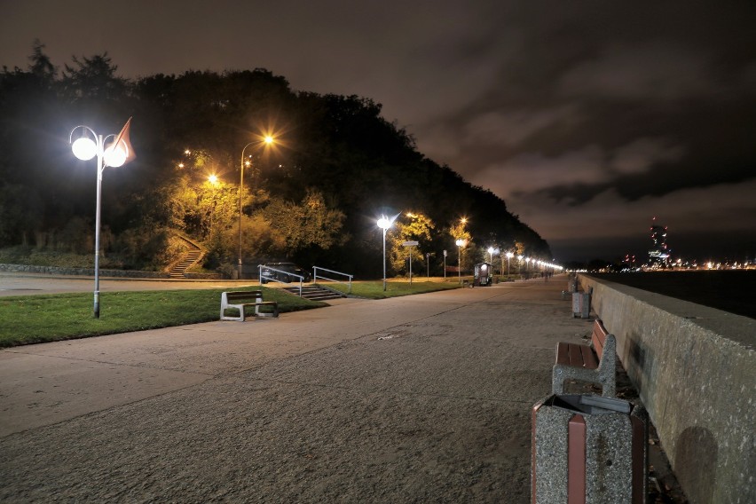 Nowy blask Bulwaru Nadmorskiego w Gdyni. Ekologiczne lampy LED zastąpiły sodowe [zdjęcia]