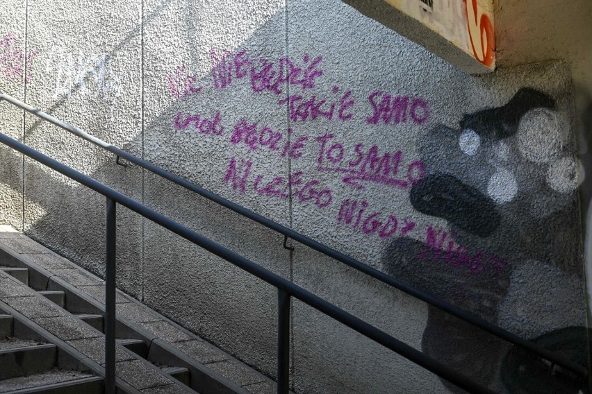 Graffiti w pieszym tunelu przy Parku Jana Pawla II na...