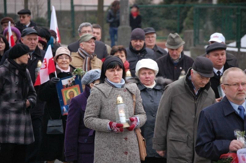 Kwidzynianie przeszli ulicami miasta w marszu pamięci ofiar katastrofy pod Smoleńskiem